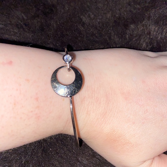 Silver bangle with single crystal with moon shaped squeeze clasp - Picture 3 of 10